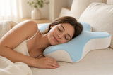 Mujer durmiendo de lado con la almohada cervical